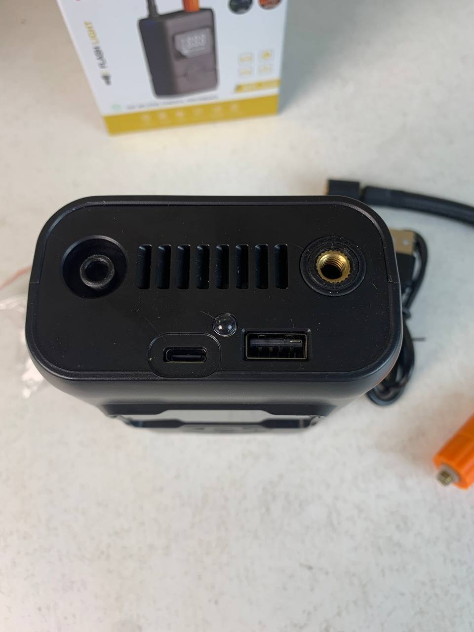 Gonfleur de pneus portable sans fil avec manomètre, arrêt automatique et lumière LED - جهاز ضغط العجلات محمول - الصورة 16