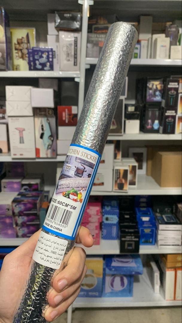 ⁦Autocollant d'aluminium auto-adhésif 5M Anti-l'huile pour cuisine⁩ - الصورة ⁦3⁩