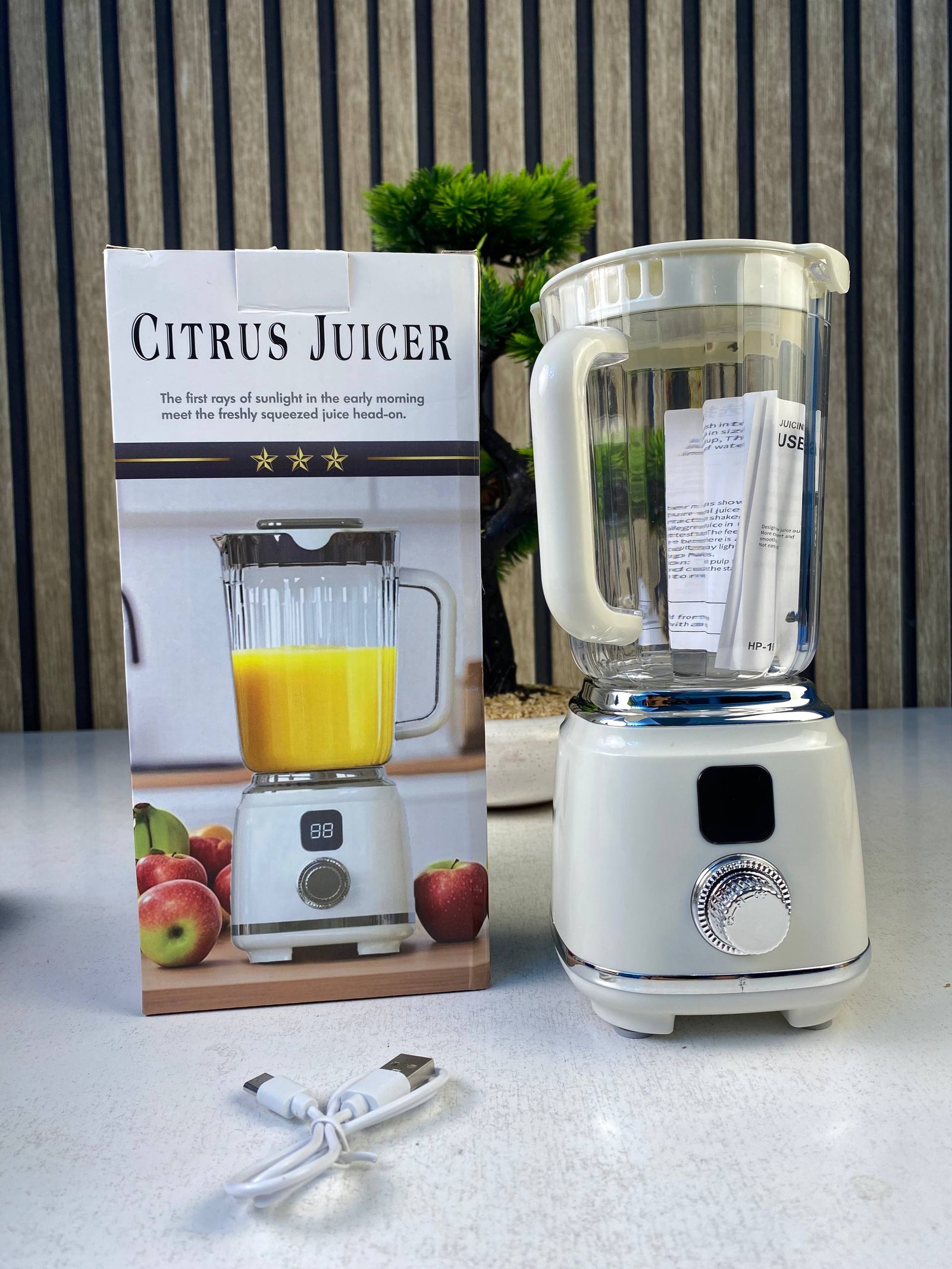 ⁦Extracteur de Jus Portable et Mélangeur Électrique Ultra-Léger et Facile à Nettoyer - عصّارة فواكه وخضروات محمولة بمحرك عالي السرعة⁩ - الصورة ⁦2⁩